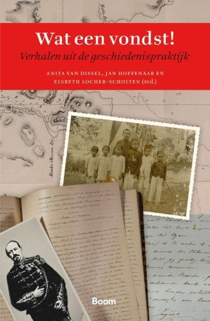 Omslag van het boek, een collage van primaire historische bronnen waaronder een dagboekpagina, familiefoto en portret van een militair in zwart-wit. De titel en auteurs staan bovenaan vermeld in een rode header.