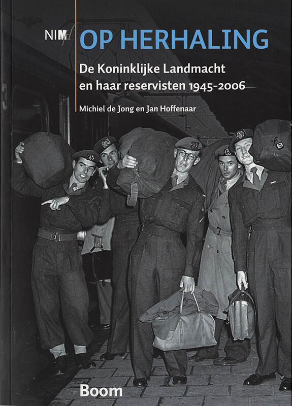 Boekomslag, zwart-witfoto van 5 militairen in uniform op een treinperron, omstreeks jaren veertig. Ze hebben duffeltassen op hun schouder en in hun hand. Titel en auteurs zijn in blauwe en witte letters gedrukt.