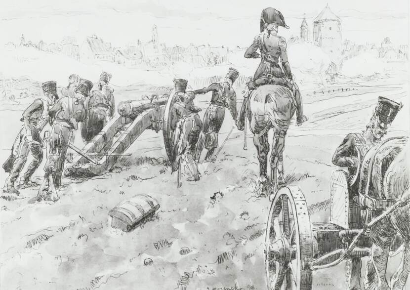 Schets van militairen, waarvan één te paard, die een kanon afvuren richting een stad op de achtergrond.