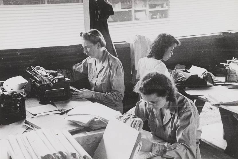 Zwart-witfoto van vrouwelijke militairen aan het werk achter typemachines.