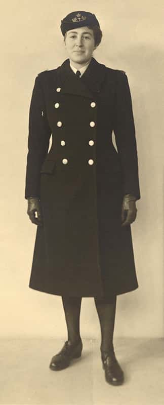 Zwart-witfoto. Portret van een vrouw in uniform.