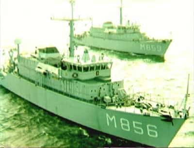 Kleurenfoto, twee marineschepen varen naar rechts. Bij de voorste staat ‘M856’ op de voorkant, op de andere ‘M859’.