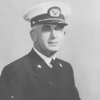 Zwart-wit portretfoto van Johan Roeterink in uniform.