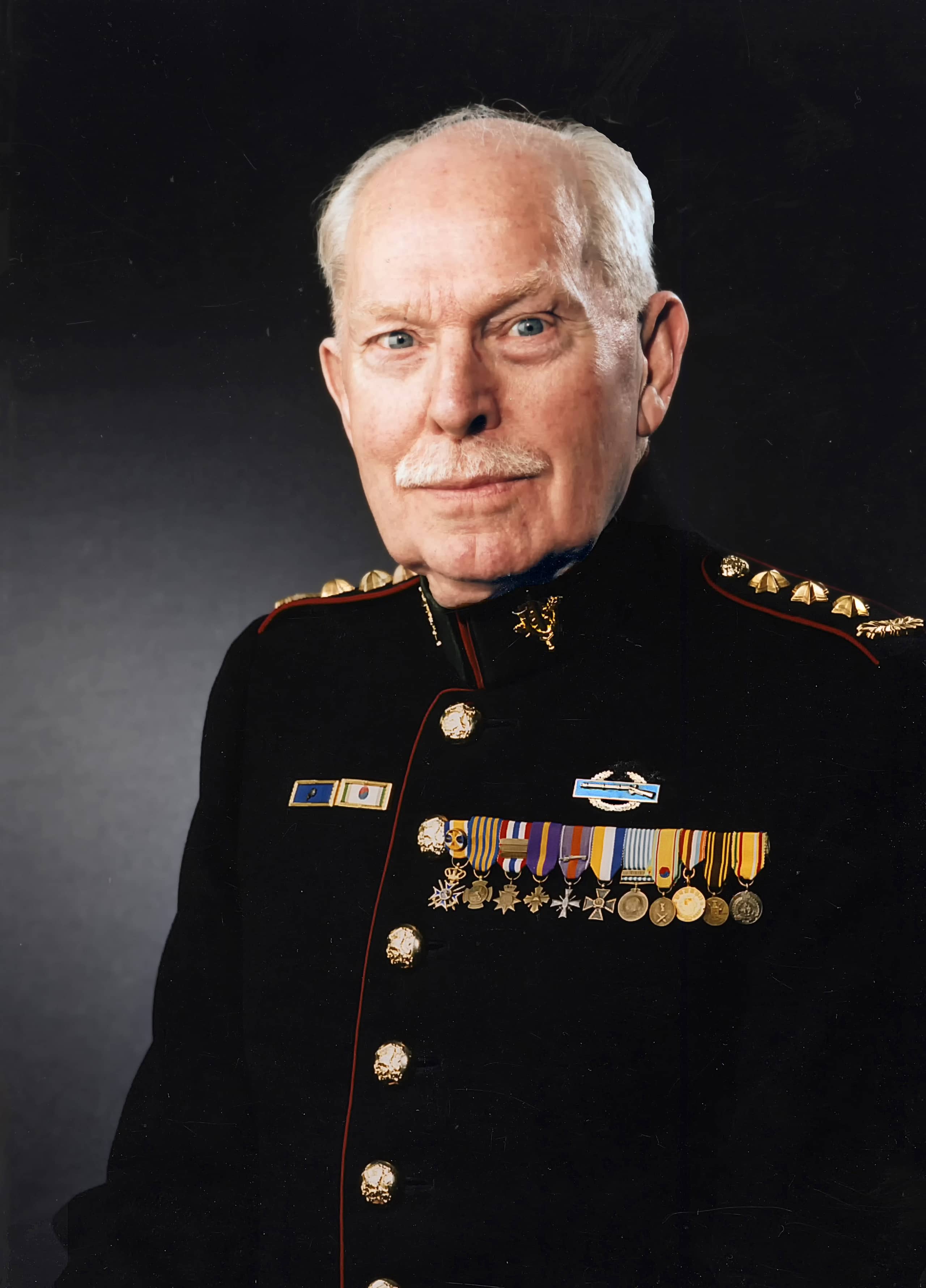 Kleurenfoto. Portret van oudere man in militair uniform.