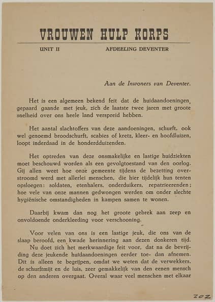 Scan van de eerste pagina van de folder met als titel 'Vrouwen Hulpkorps. Afdeling Deventer'.