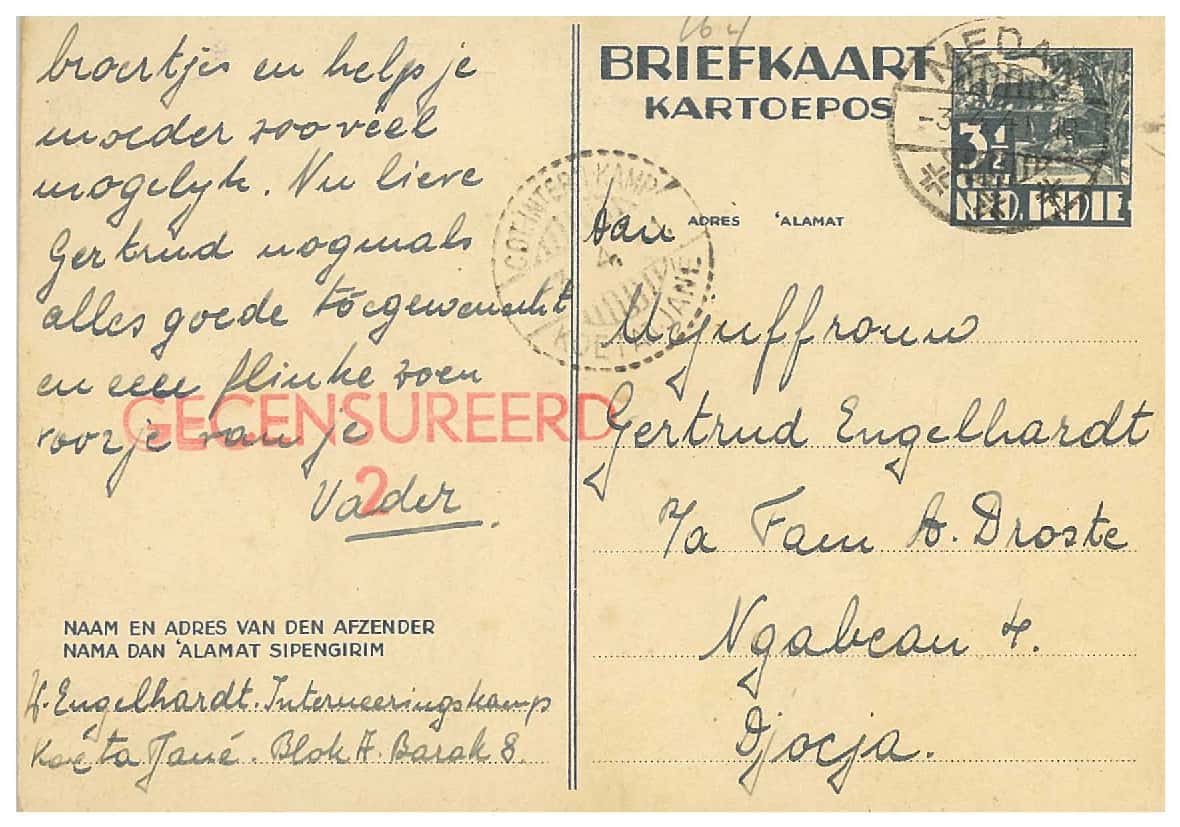 Kleurenfoto. Achterkant van een ansichtkaartje, met rechts de naam en adres van de ontvanger. Linksonder staat de naam en adres van de afzender. Verder is links het einde van een handgeschreven tekst te lezen, ondertekend met Vader. Daar is in het rood het woord Gecensureerd op gestempeld.