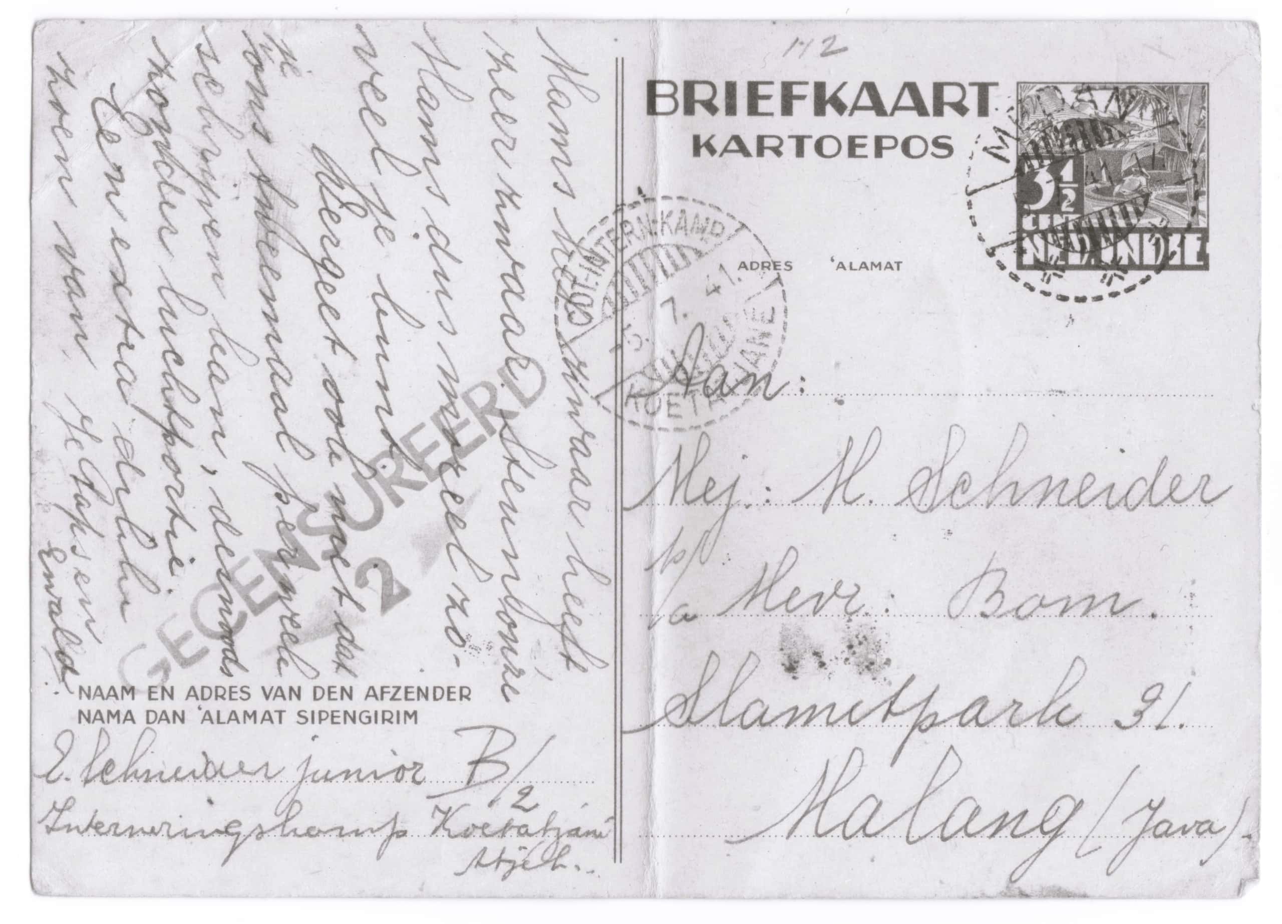 Zwart-witfoto. Een ansichtkaart, voorzien van geadresseerde en adres. Links is met de hand een tekst geschreven. Dwars eroverheen is een stempel gedrukt: Gecensureerd.