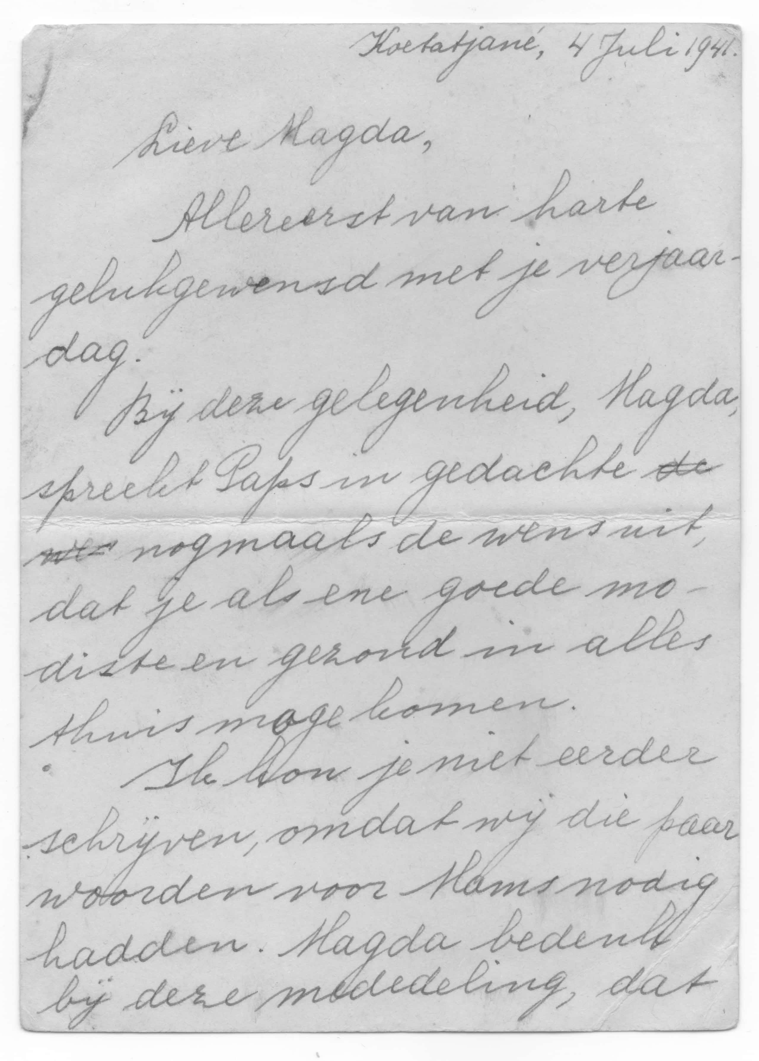 Zwart-witfoto. Een briefje met een handgeschreven tekst. Rechtsboven staat de datum: 4 juli 1941. De brief begint met Lieve Magda.