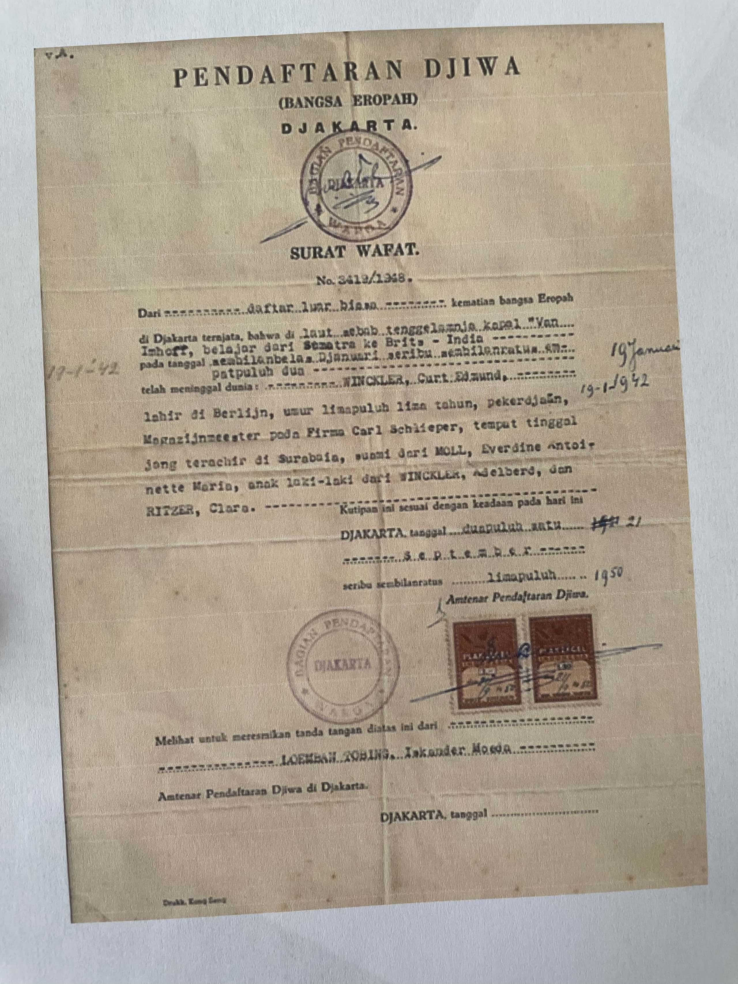 Kleurenfoto. Een papieren formulier, in het Javaans geschreven. Rechts in de marge is met de hand een datum geschreven. Onderin zijn twee rode postzegels en een stempel aangebracht.