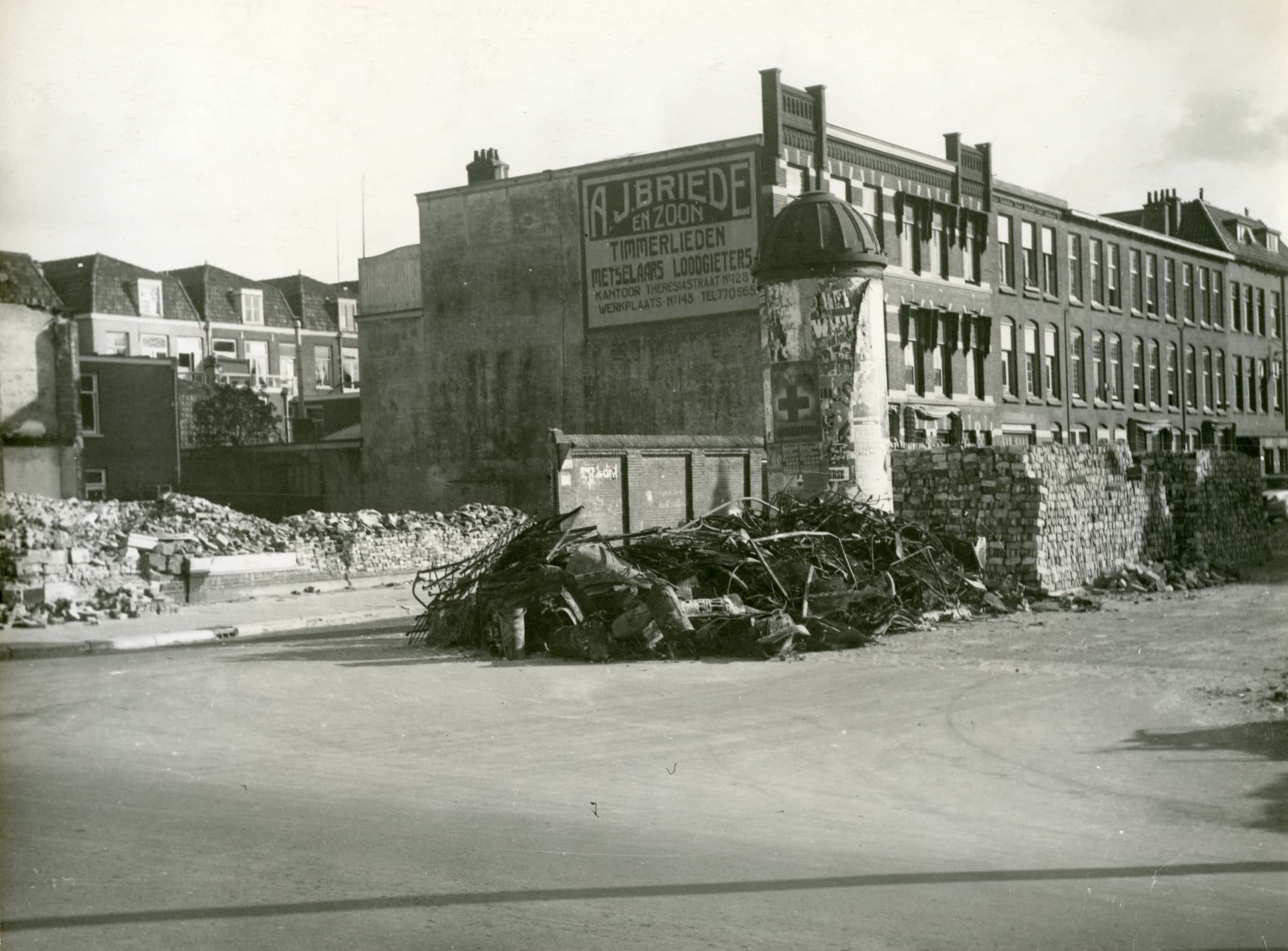 Zwart-witfoto. Verwoeste gebouwen zijn te zien.