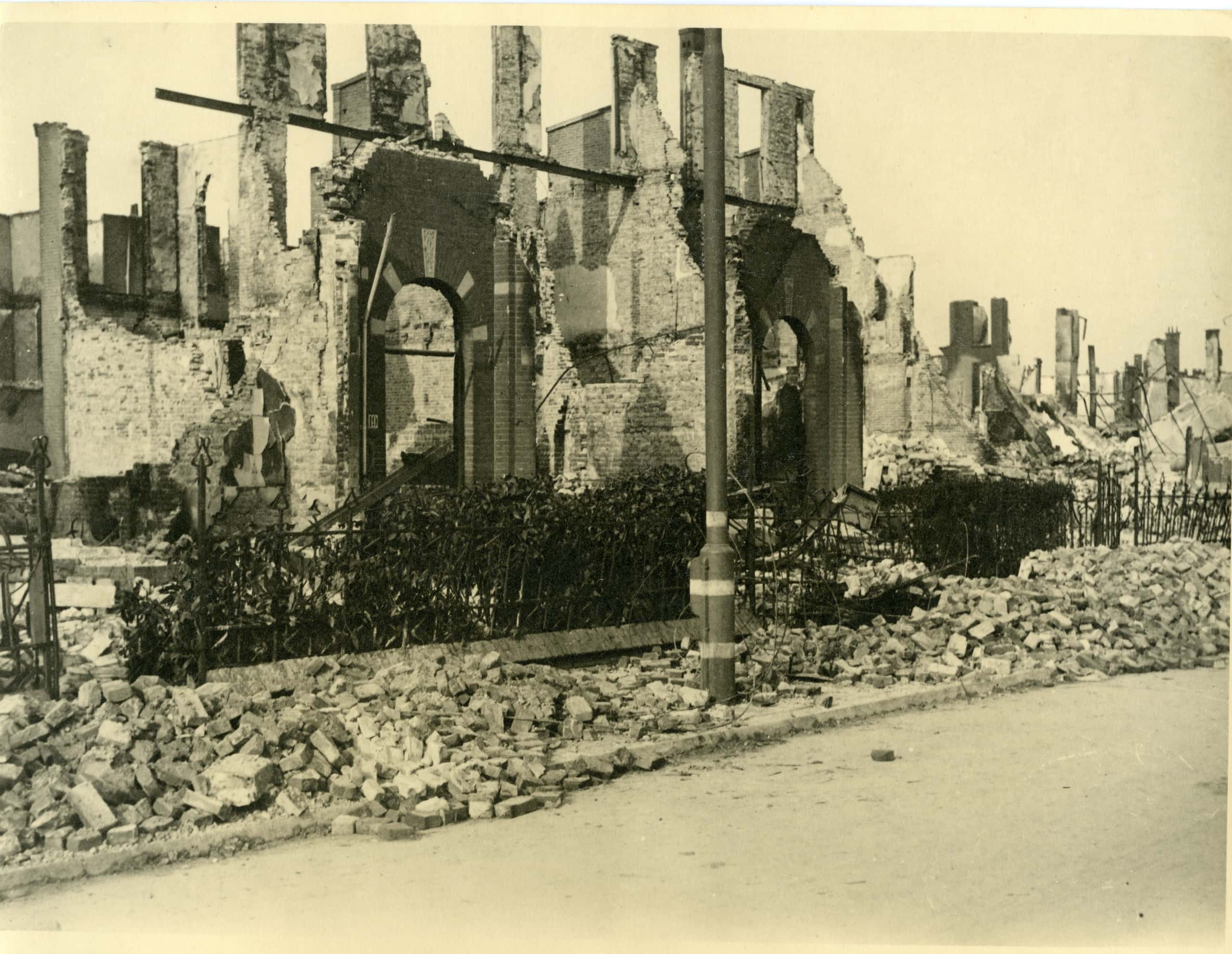Zwart-witfoto. Verwoeste gebouwen zijn te zien.