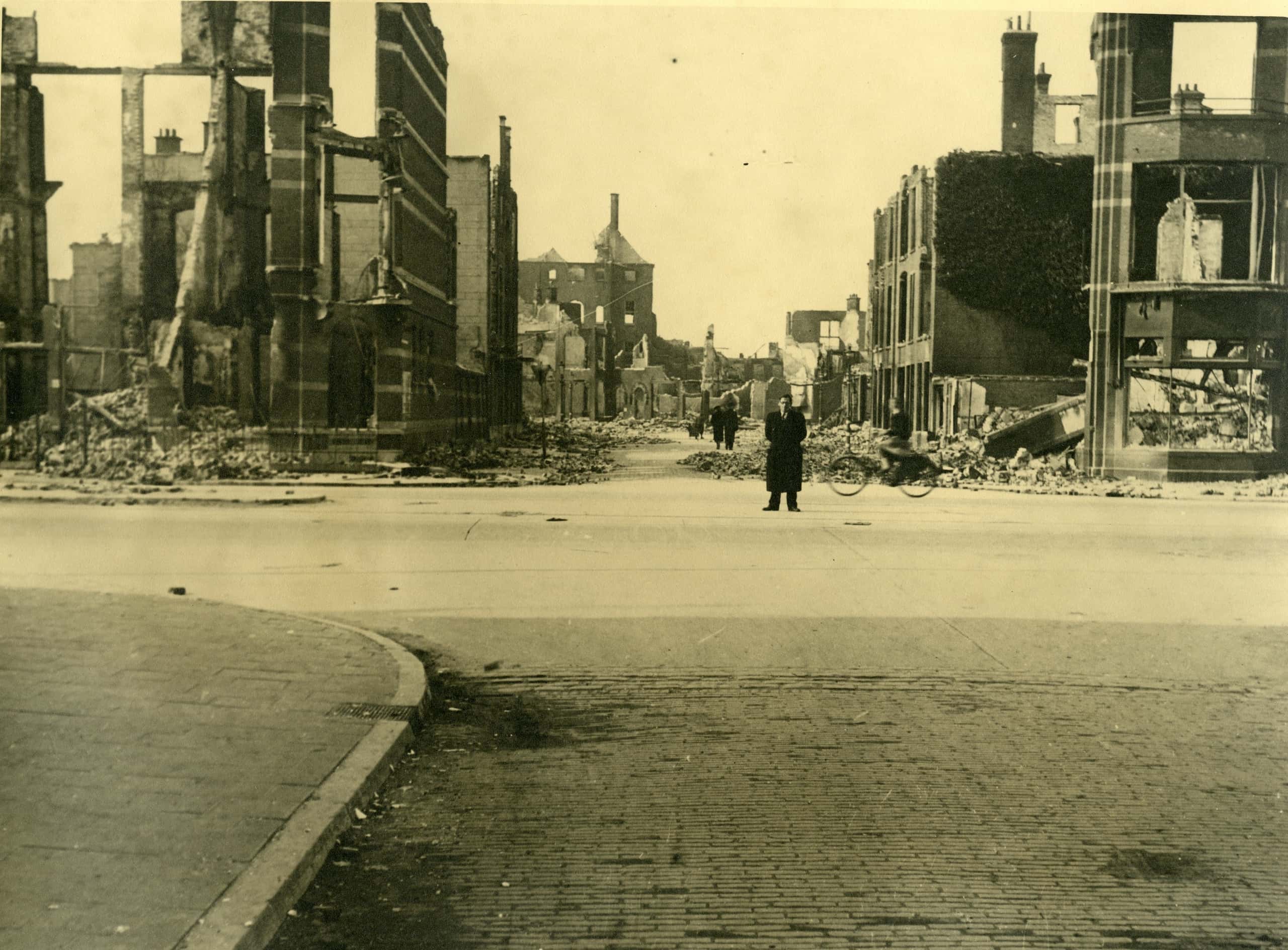 Zwart-witfoto. Verwoeste gebouwen zijn te zien.