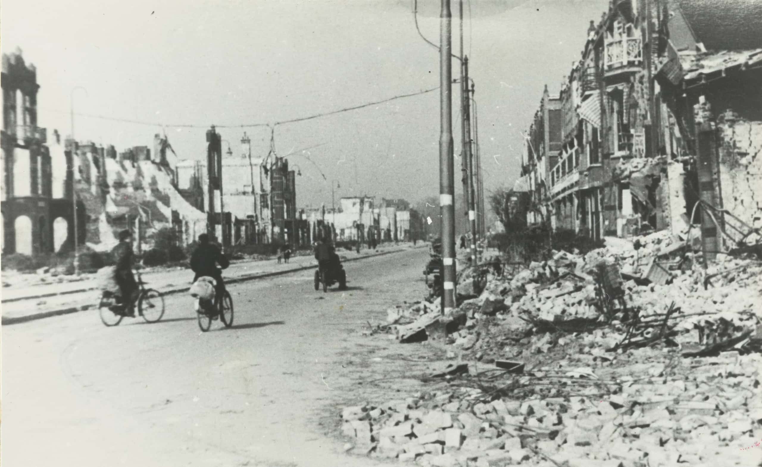 Zwart-witfoto. Verwoeste gebouwen zijn te zien.