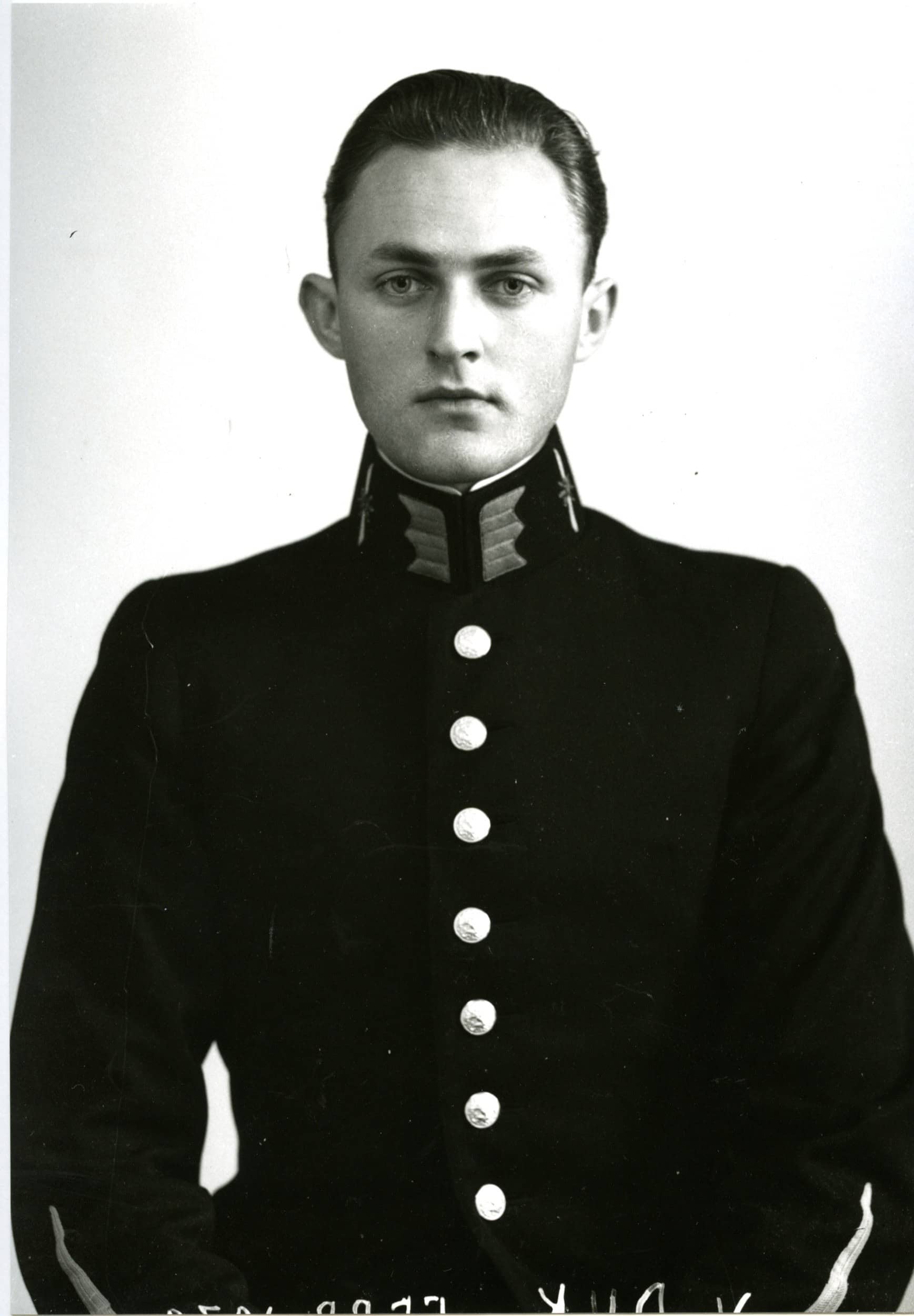 Zwart-witportretfoto van een man in militair uniform.