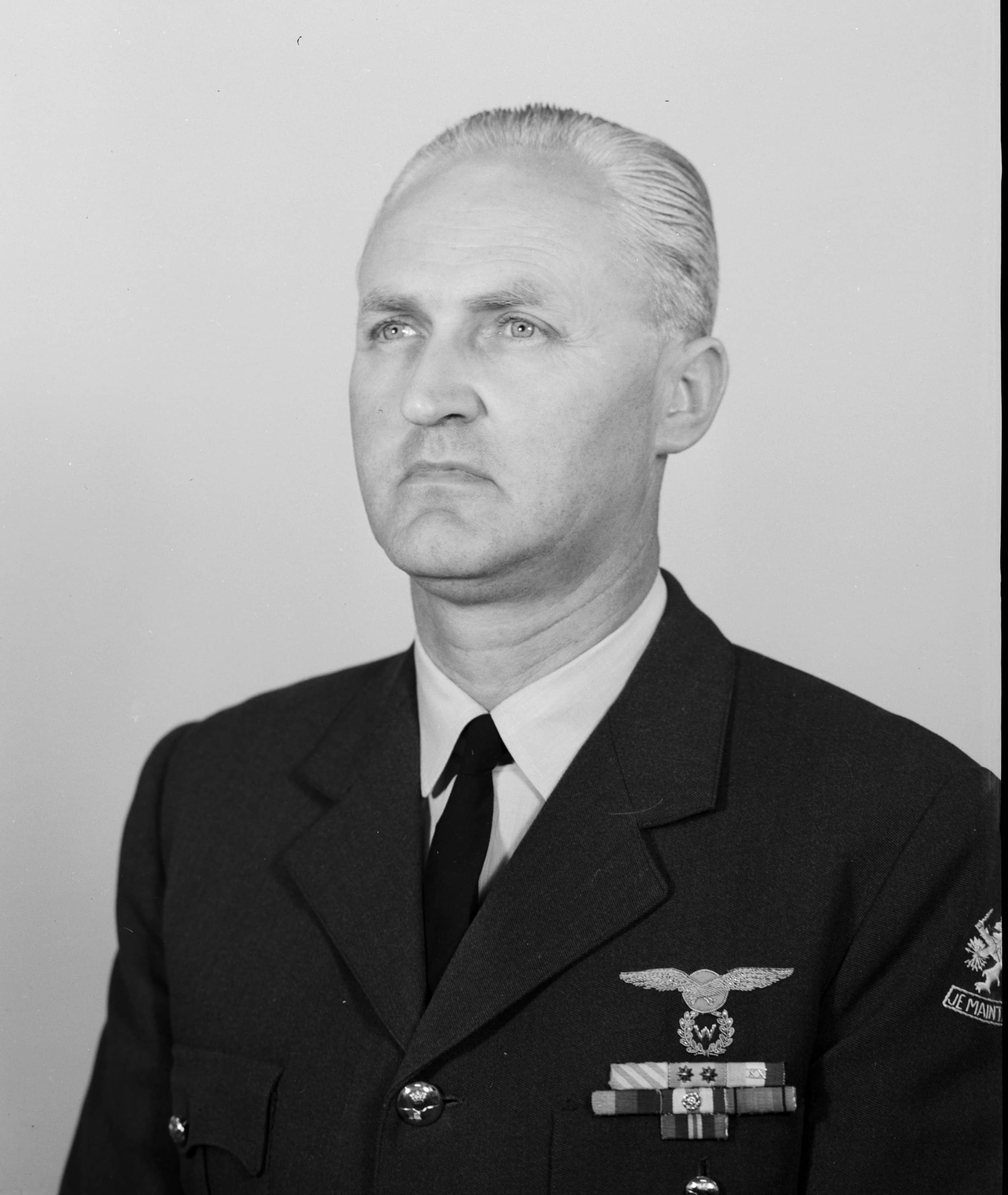 Zwart-witportretfoto van een man in militair uniform.