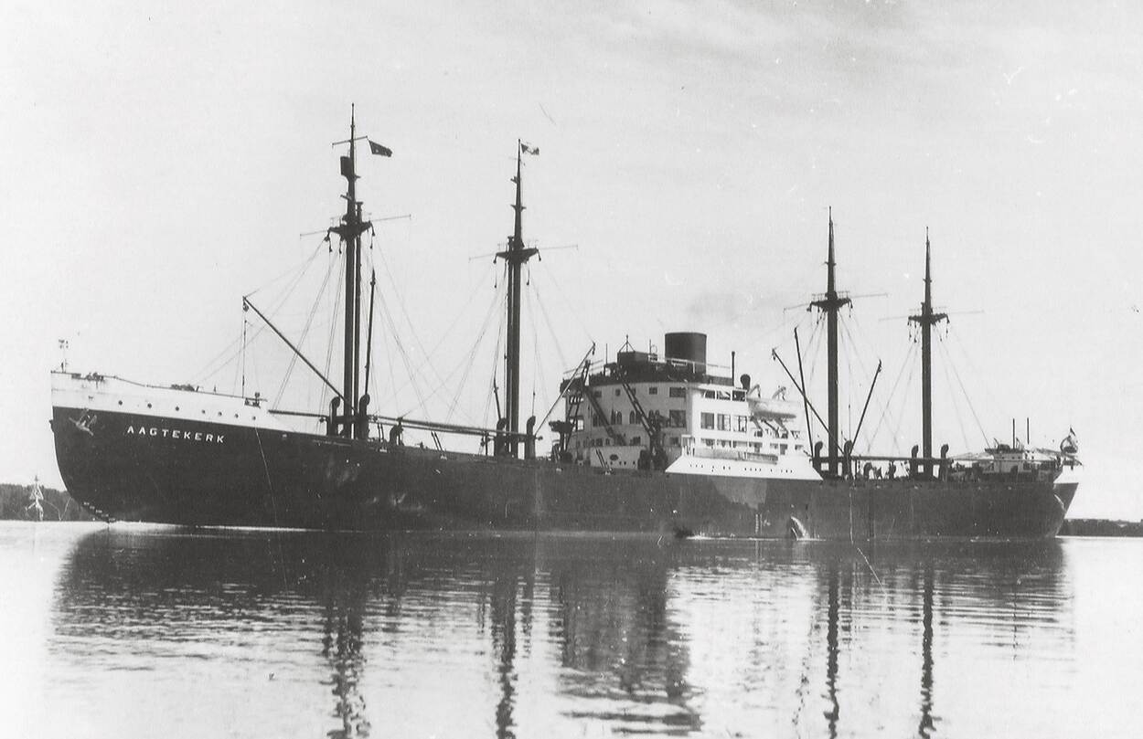 Zwart-wit foto van het schip Aagtekerk. Het schip ligt stil in het water.