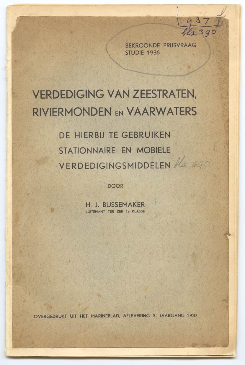 Scan van eerste pagina van het artikel, te lezen is: 'Verdediging van zeestraten, riviermonden en vaarwaters. De hierbij te gebruiken stationnaire en mobiele verdedigingsmiddelen. Door H.J. Bussemaker, luitenant ter zee 1e klasse.' Onderaan de pagina staat: 'overgedrukt uit het Marineblad, aflevering 3, jaargang 1937.' Rechtsboven staat: 'Bekroonde prijsvraagstudie 1936.'