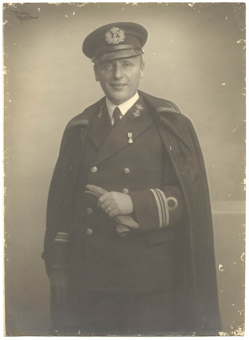 Zwart-witportret van Anton Bussemaker in militair tenue, in zijn hand houdt hij zijn handschoenen vast.