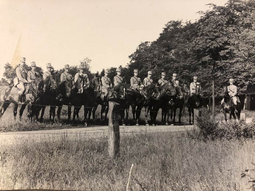 Sepia groepsportret met militairen te paard.