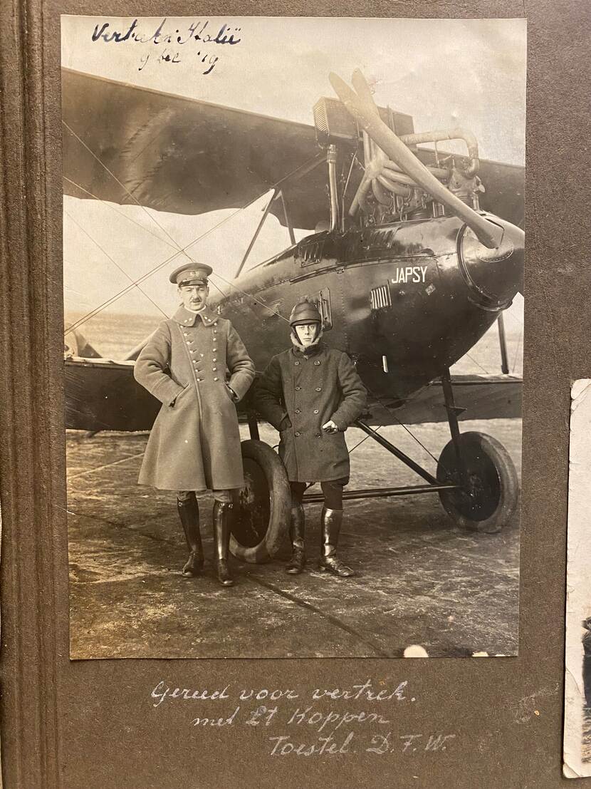 Zwart-wit foto van George Koppen en Jan Koopman, voor een vliegtuig. Beide mannen dragen een militair uniform.