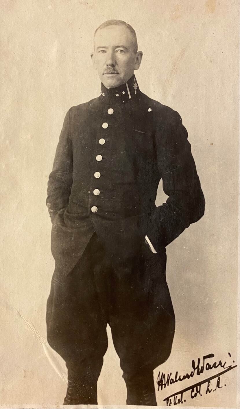 Zwart-wit portret van Henri Walaardt Sacre. Hij draagt een donker uniform, afgezet met knopen.