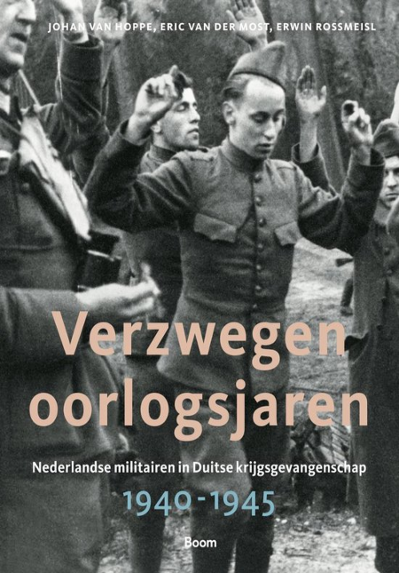 Omslag van het boek, zwart-witfoto van militairen die hun handen omhoog steken, in het midden staat een jonge militair centraal, daaromheen nog 3 (deels) zichtbaar. De titel staat in bruine letters hier overheen gedrukt, de jaartallen 1940-1945 in het blauw.
