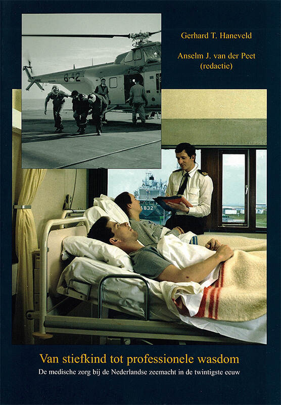 Omslag van het boek, een zwarte achtergrond met daarop twee foto's: een foto van twee militairen in ziekenhuisbedden met een arts in militair tenue naast de bedden, op de achtergrond kan je door een raam marineschepen zien liggen, en een zwart-witfoto van helikopter van de Geneeskundige Dienst. De titel staat in gele letters gedrukt.