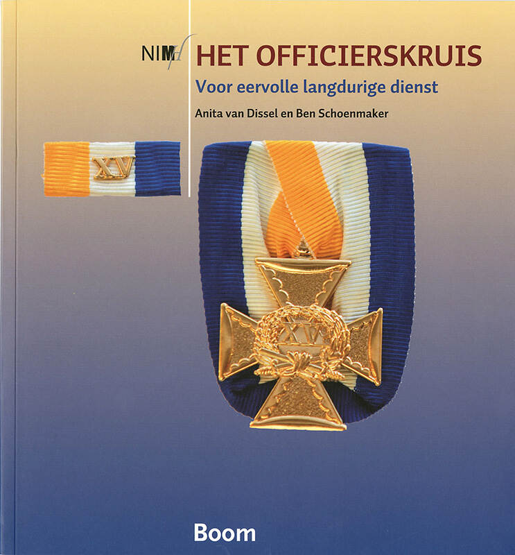 Boekomslag, close-upfoto van het officierskruis, een gouden kruis op een lintje met de kleuren oranje, wit en blauw. Op het kruis staan de Romeinse cijfers 'XV', met daaronder twee gekruiste zwaarden. Links van het kruis staat kleiner afgebeeld het lint met daarop de Romeinse cijfers. De achtergrond is geel en blauw, met de titel en auteurs in rode, blauwe en zwarte letters gedrukt.