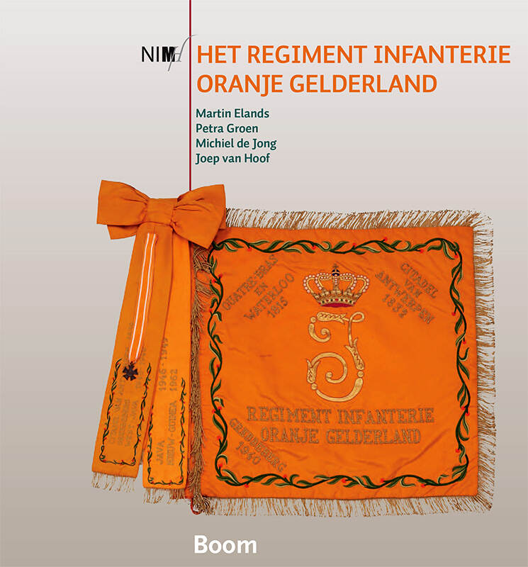 Boekomslag, vaandel van het regiment, deze is oranje met de opschriften: Quatre-Bras en Waterloo 1815, Citadel van Antwerpen 1832, Grebbeberg 1940. In het midden staat de 'J' van Koningin Juliana. Links aan het vaandel hangen de cravates met de opschriften: Java 1946-1949, West-Java 1946-1949 en Nieuw-Guinea 1962. Aan het vaandel is het Zilveren Kruis bevestigd. De achtergrond is wit en de titel en auteurs staan in oranje en blauwe letters gedrukt.