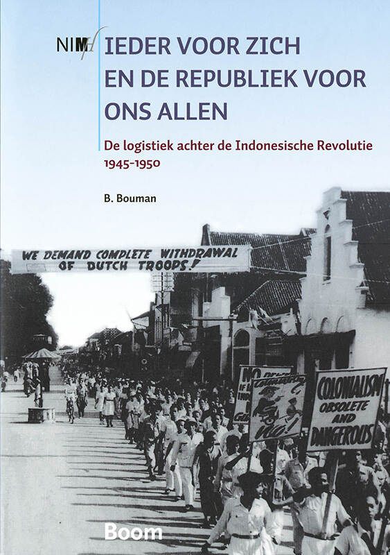 Boekomslag, zwart-witfoto tegen een blauwe achtergrond. Indonesiërs lopen in een demonstratie-optocht door een straat. Op spandoeken en protestborden staan anti-koloniale leuzen. De titel en auteurs staan hierboven in rode en blauwe letters gedrukt.