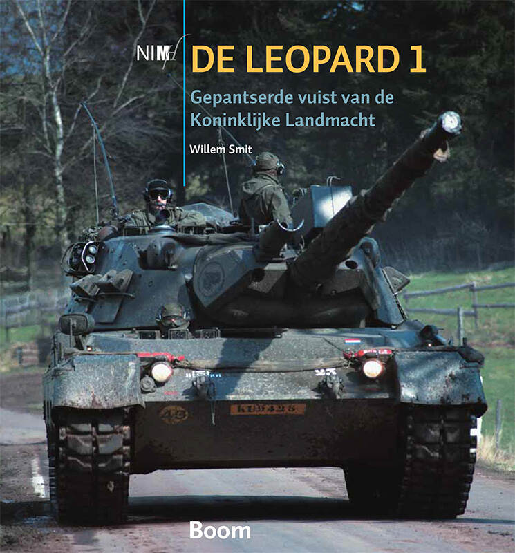 Boekomslag, foto van de voorkant van een tankvoertuig, rijdend over een landweg. Het voertuig is donkergroen en heeft een kanon. Voorin zit een bestuurder, op de toren zitten twee bemanningsleden.  Titel en auteur staan in grijze en gele letters gedrukt.