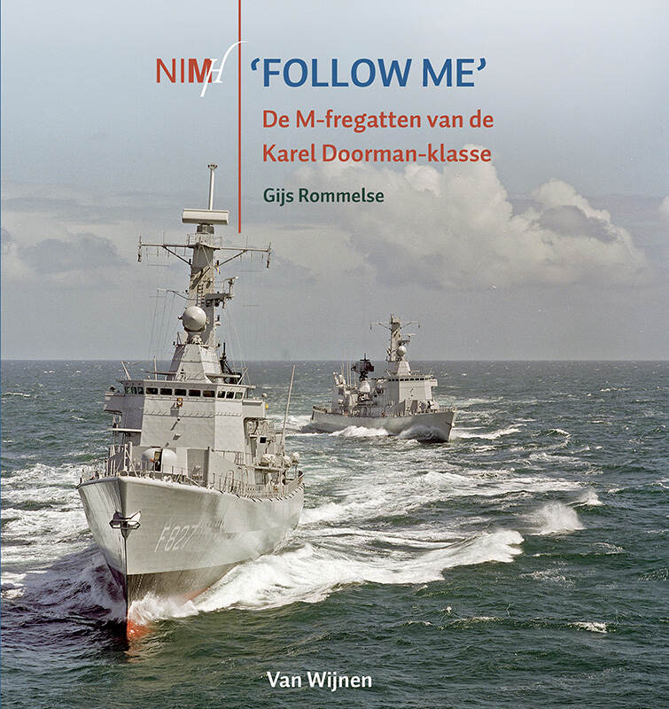 Boekomslag, twee witte marineschepen varend op zee. De titel en auteur zijn in oranje en blauwe letters gedrukt.