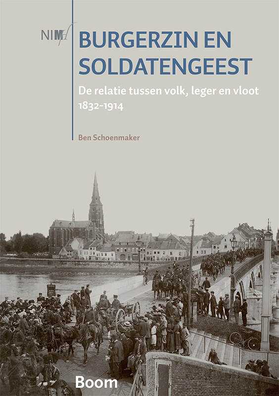 Boekomslag, zwart-witfoto van een militaire optocht met paarden en wagens over de sint-servaasbrug in Maastricht omstreeks 1900. Op de achtergrond de skyline van Maastricht met de Sint-Martinuskerk. Op de voorgrond staan toeschouwers langs de weg naar brug, en op de reling van de brug. De titel en auteur zijn in blauwe en witte letters gedrukt.