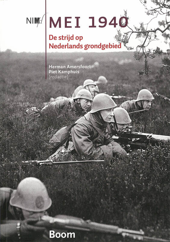 Boekomslag, zwart-witfoto van militairen tijdens een oefening op de heide, ze liggen op de grond met gerichte geweren, middenin staat een mitrailleur in stelling. De titel en auteurs staan in rode en witte letters gedrukt.