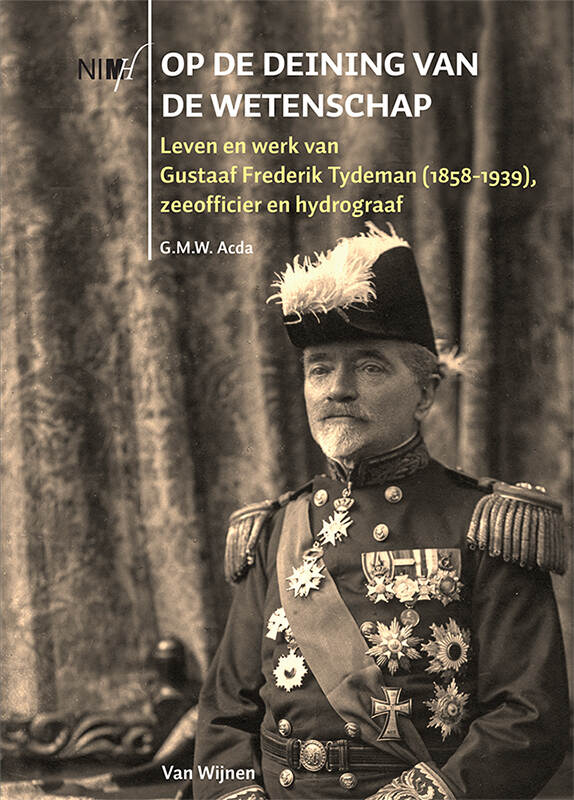 Boekomslag, zwart-witportret van Tydeman in uniform, hij draagt als hoofddeksel een tweekantige-steek, op zijn schouders epauletten, en onderscheidingen op zijn borst. De titel en auteur zijn in witte en gele letters gedrukt.