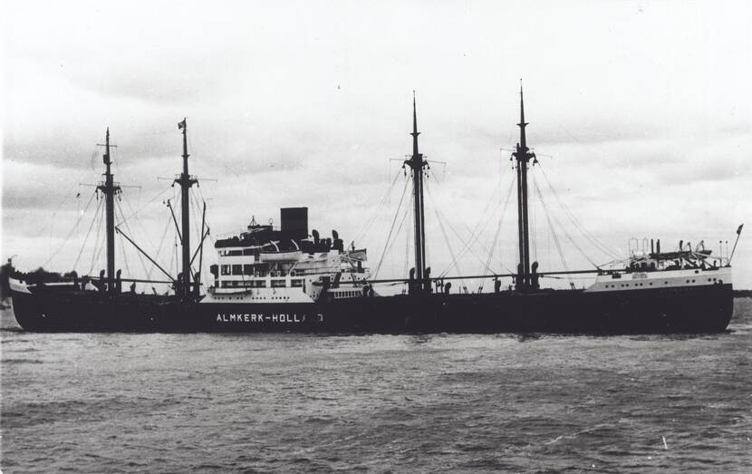 Zwart-wit foto van het schip de Almkerk. Ligt in het water.
