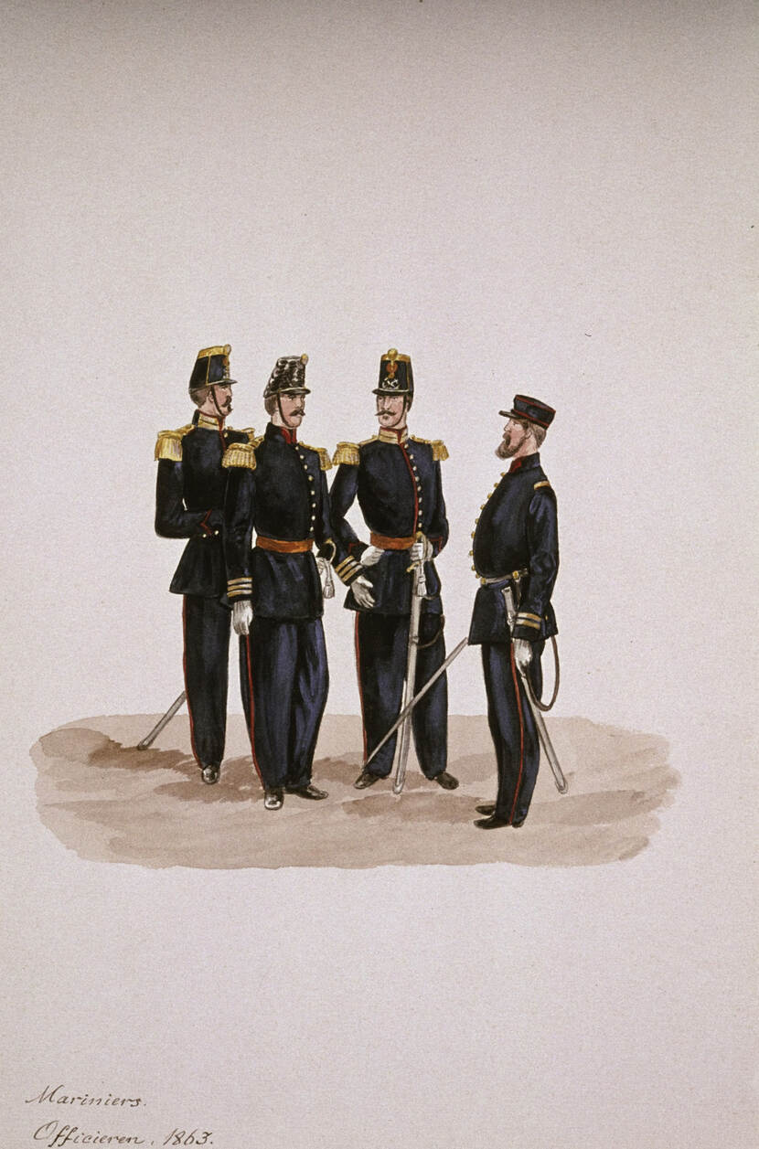 Een kleurentekening waar vier officieren in hun gala-kostuum op staan.