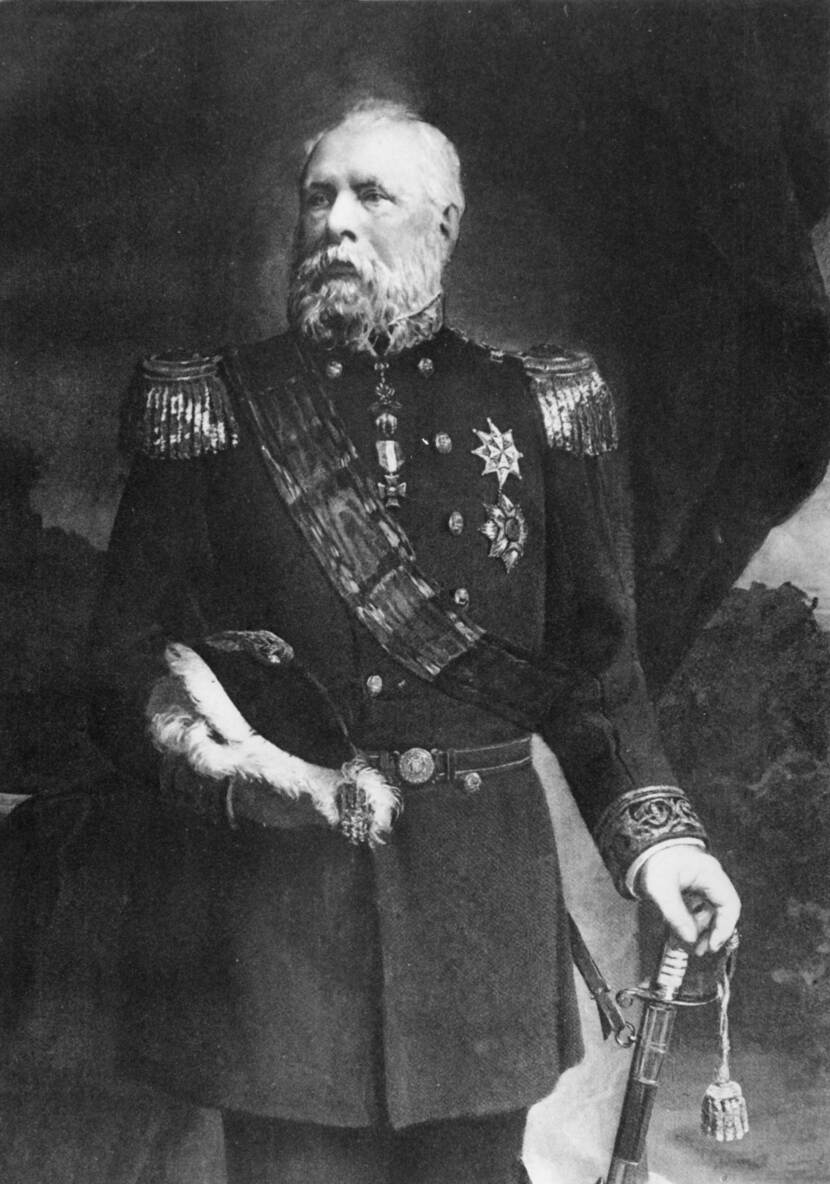 Een schilderij van Willem III. Hij is hier te zien vanaf zijn bovenbenen. Hij draagt een uniform, in zijn linkerhand heeft hij een sabel die op de grond leunt, in zijn rechterhand het militaire hoofddeksel.