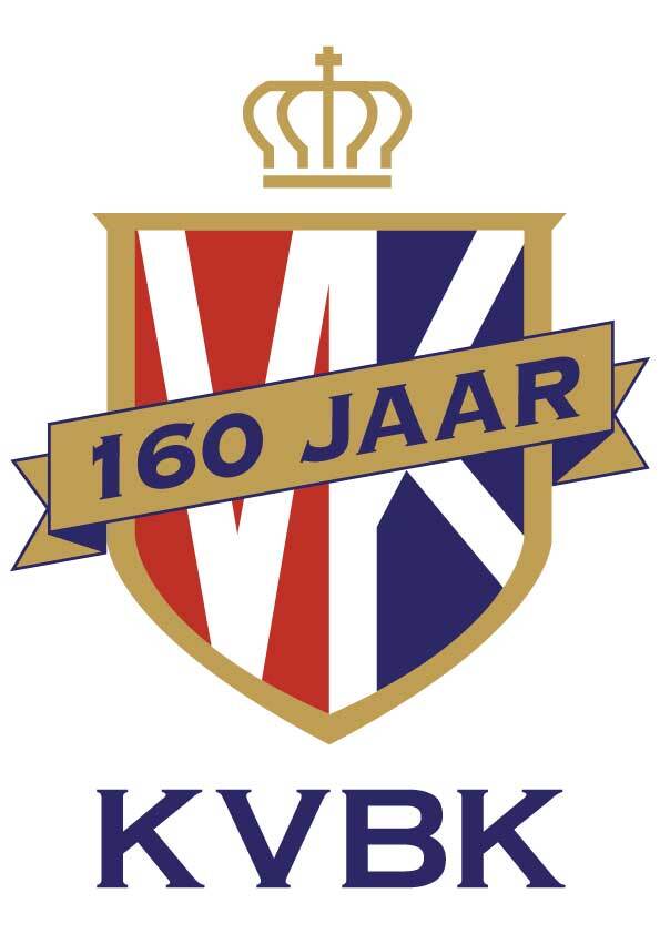 Het logo van de KVBK. Een schild met daarin rode en blauwe kleuren en een schuin lint met 160 jaar erdoorheen. Bovenaan het schild is een kroon te zien.