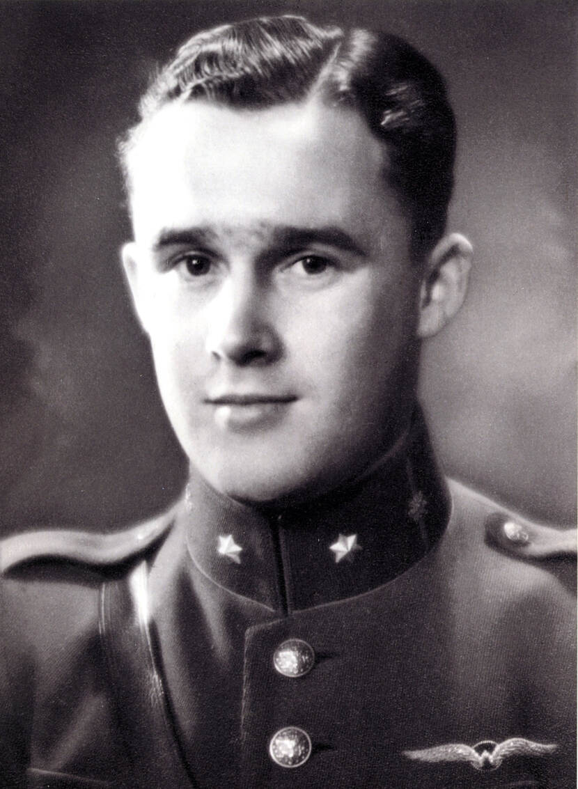 Zwart-witfoto. Portret van een militair, hij kijkt rechts in de camera. Op de kraag van zijn uniform zitten twee zeshoekige sterren, hij draagt een leren riem om zijn rechterschouder, op zijn linkerborst prijkt een embleem van vleugels met de letter W in het midden.