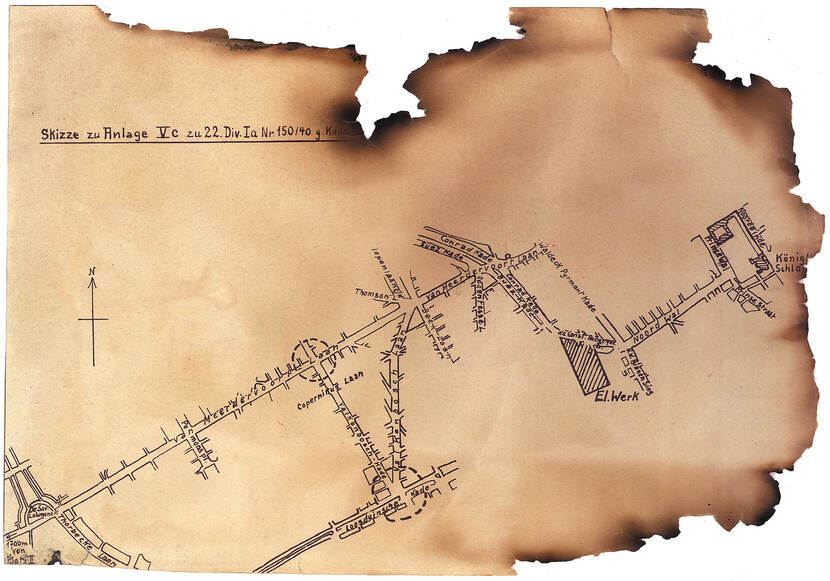 Kleurenfoto. Vel papier met verkoolde randen, met daarop een schematische weergaven van een route door de binnenstad van Den Haag. Herkenbaar zijn de Laan van Meerdervoord en geheel rechts het Noordeinde en het paleis.