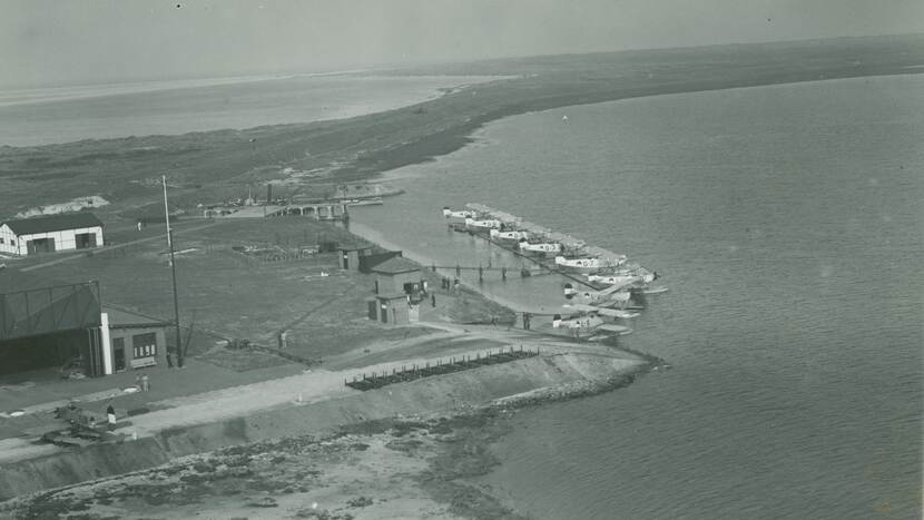 Op de foto zijn acht watervliegtuigen te zien, die aan aanmeersteigers liggen. De voorste drie vliegtuigen zijn van het type C.7W. De vijf vliegtuigen erachter van het type C.8W. Op de voorgrond links is een hangar.