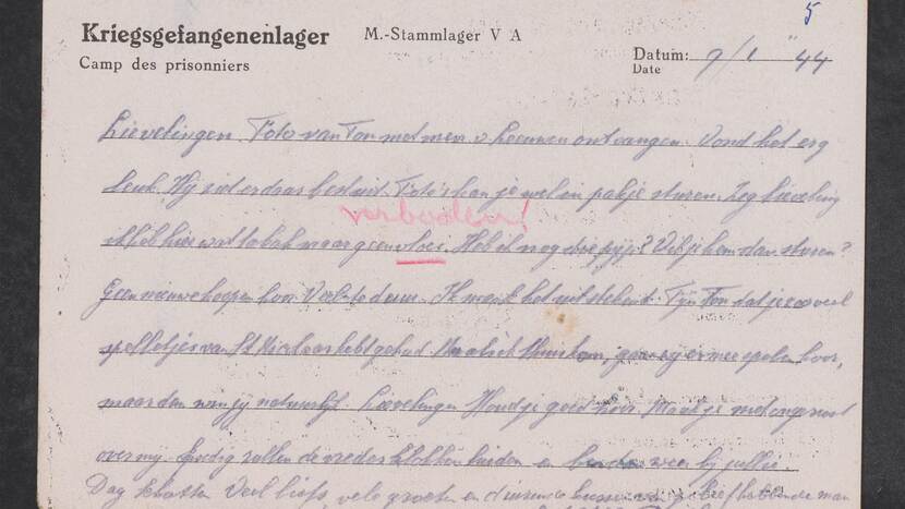 Een rechthoekig kaartje, waar met blauwe pen op is geschreven.