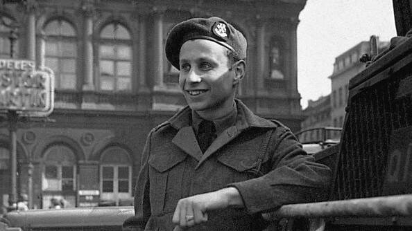 Een jonge Max Wolff, inmiddels in geallieerd uniform gestoken, in de nazomer van 1944 in Brussel. Hij staat hier voor een legerwagen.
