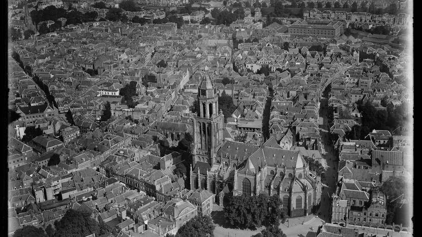 De binnenstad van Arnhem tijdens het interbellum. Bovenaanzicht. De kerktoren is goed te zien.