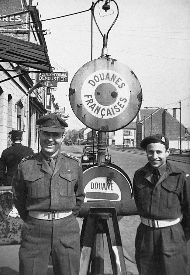 Sergeant Max Wolff poseert met Captain William Timpany, de commandant van het verkenningsdetachement van 106th Transport Stores Depot, in augustus 1944 aan de Frans-Belgische grens.