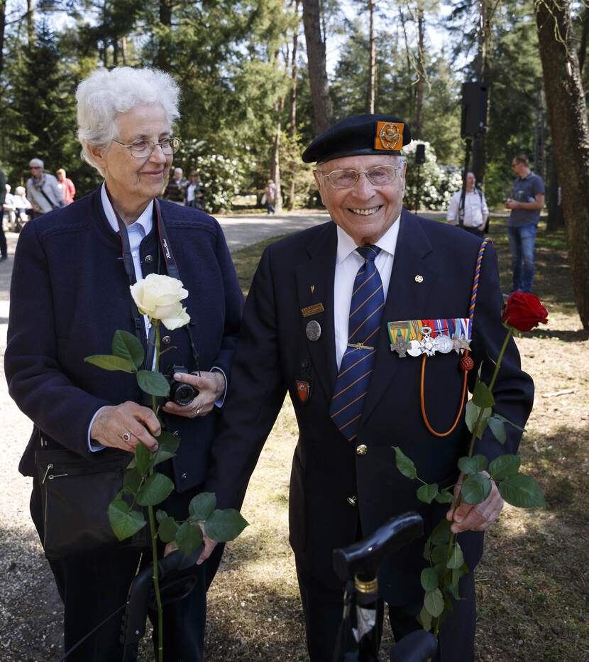 Max Wolff en zijn echtgenote op het Ereveld Loenen tijdens de Dodenherdenking op 4 mei 2018.