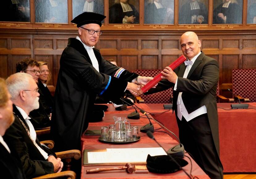 Links promotor Jan Hoffenaar, die aan de nieuwe dr. Rolf de Winter zijn diploma overhandigt.