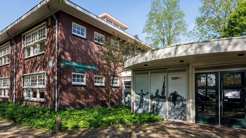 Foto van de ingang van het gebouw van het NIMH op de Frederikkazerne