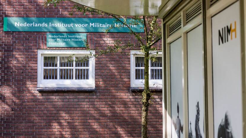 Foto van de ingang van het gebouw van het NIMH op de Frederikkazerne
